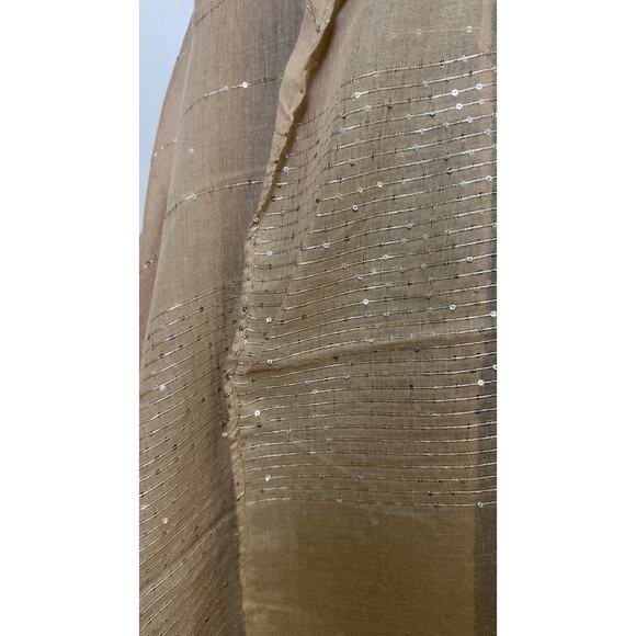 Chic and lightweight beige shawl featuring delicate horizontal stripes - Picture 2 of 2